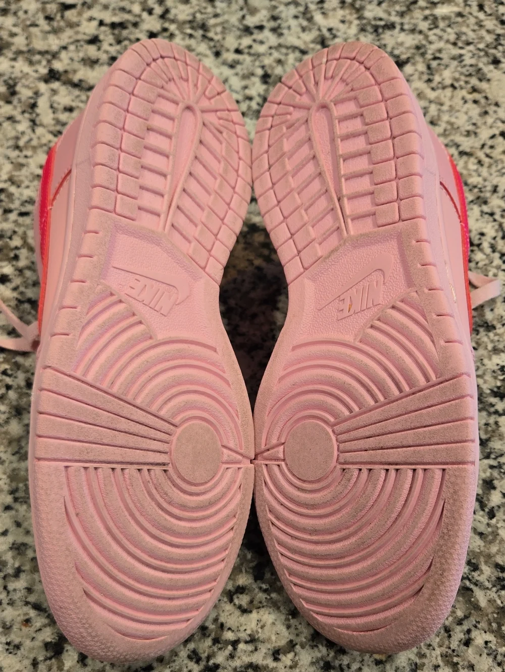 NIKE WOMEN'S LOW TRIPLE PINK SNEAKERS. SIZE 8 U. S.  DH9756-600